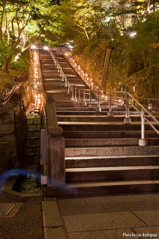 Escaleras iluminadas por la noche en el Kiyomizudera