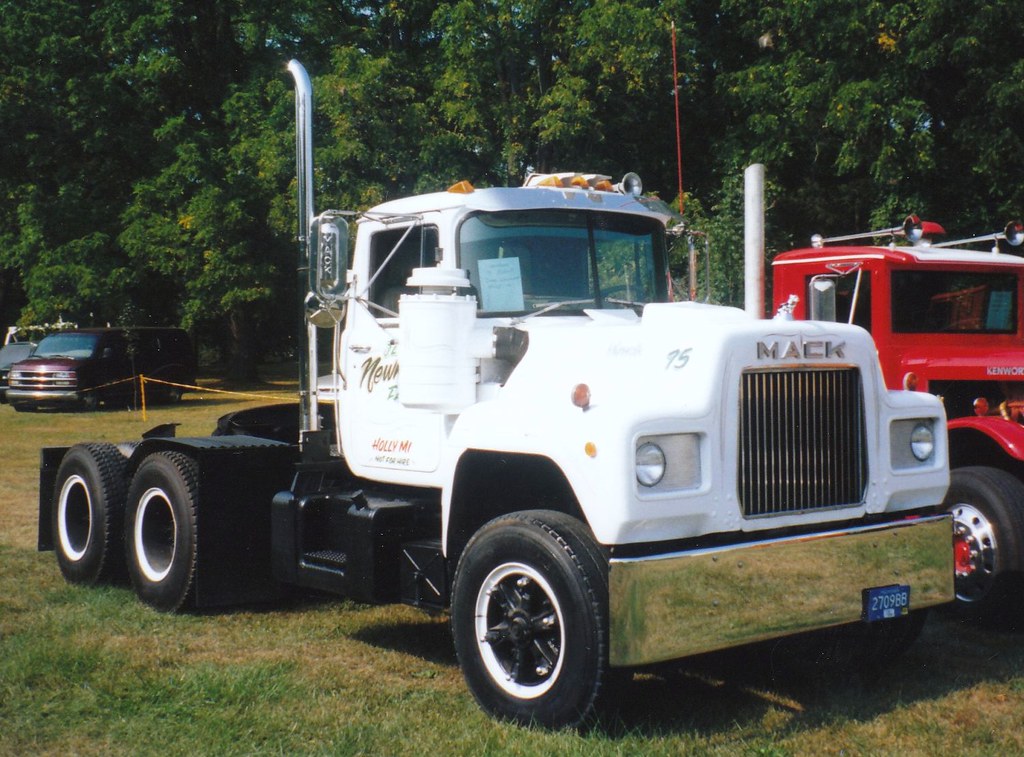 077 | 1975 Mack R-Model owned by Jerry Newman at a truck sho… | Flickr
