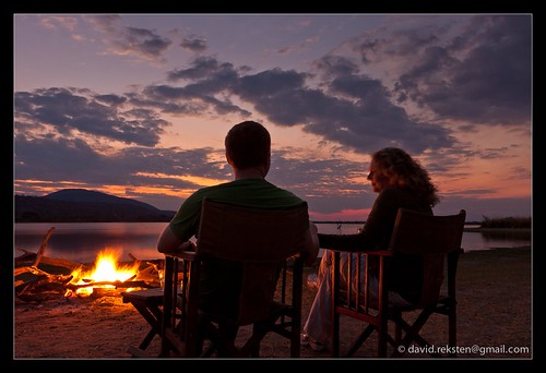 Selous safari by .david, English: sunset over one of the lakes close to Sand Rivers.
Norsk: solnedgang ved en av sjøene like