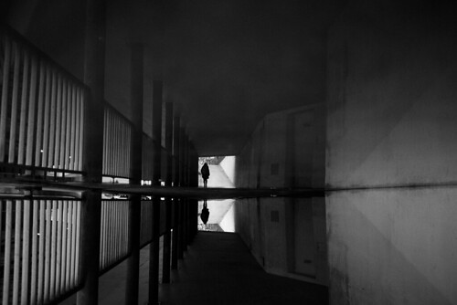 zürich reflection puddlegram pointofview pov fujifilm x100t bw noiretblanc urban underground streetphotography silhouette woman 2017 ch switzerland 35mm