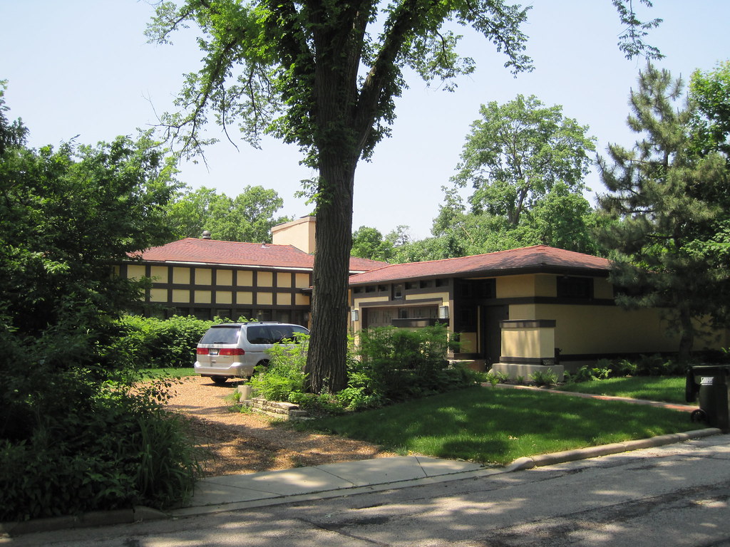 Avery Coonley House (1907) by Frank Lloyd Wright: Photo from the road of the flat structure. 