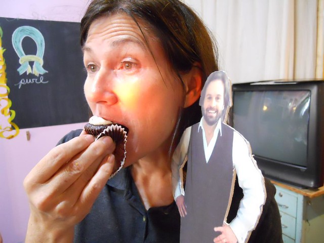 Kelley Deal shares a cupcake with Flat Alfie Boe