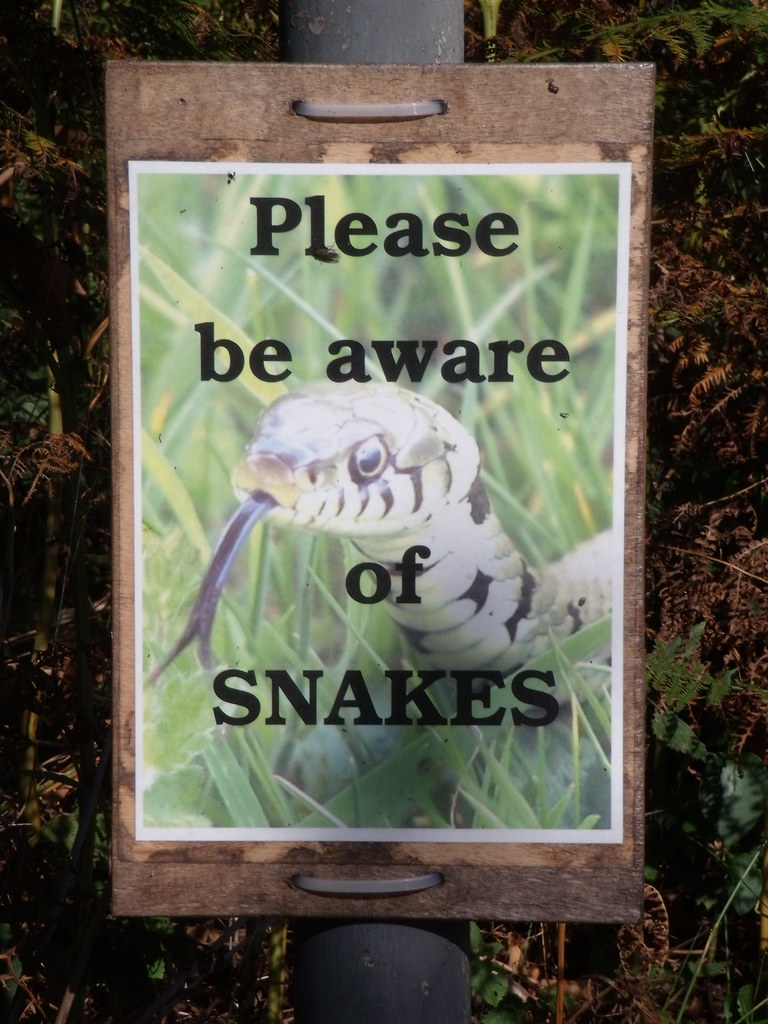 Snake Notice Please be aware of SNAKES | Encouraging notice at the entran… | Flickr