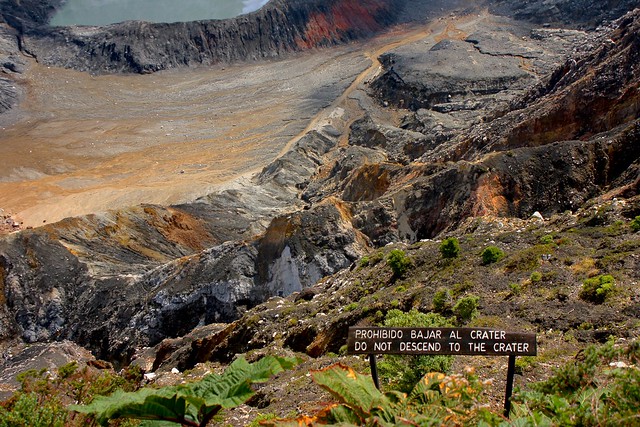 "Do not descend to the crater / Prohibido bajar al crater"