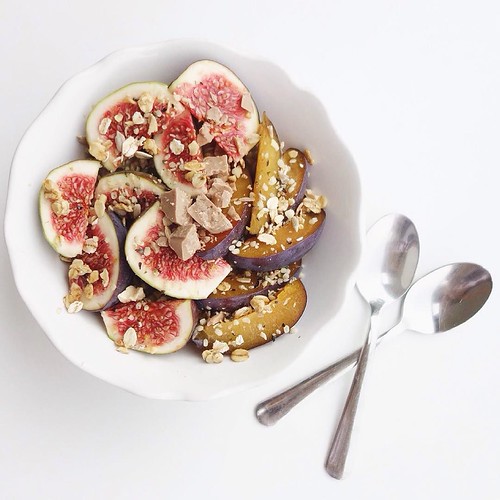 Welcome to the chocolate dream land🍫 Choco oats with fresh figs - my current obsession - and white vegan vivani chocolate 😻before we're off to the zotter chocolate factory! ✖️Guten Morgen! An Frühstück by | by ng_martin59