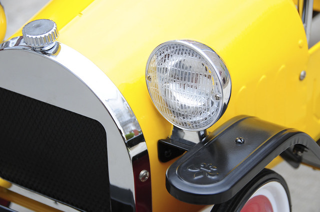 Brum Metal Classic Toy Ride-On Pedal Car - Headlamp Detail