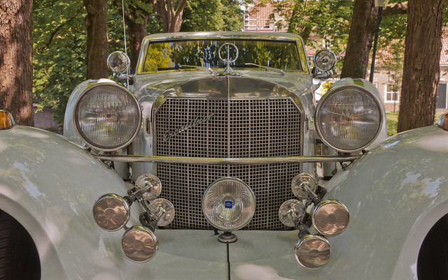 Close-up van een trouwauto - Closeup of an Excalibur wedding limousine (+2 in comments)