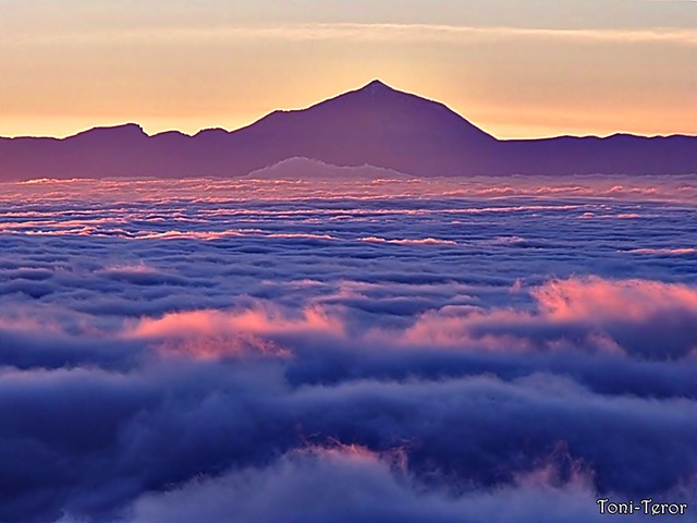 El Teide sobre un mar de nubes