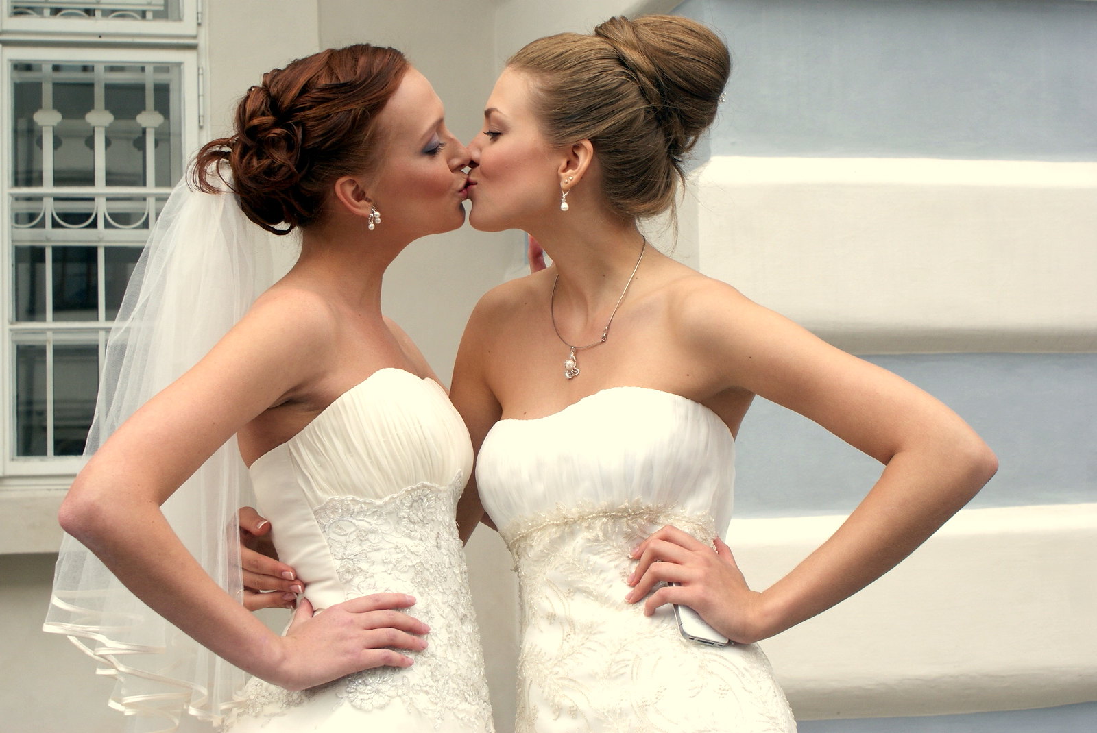 Glamour lesbians. Две девушки в свадебных платьях. Две невесты красивые. Свадебные платья для двух невест. Свадебное платье свадьба двух девушек.