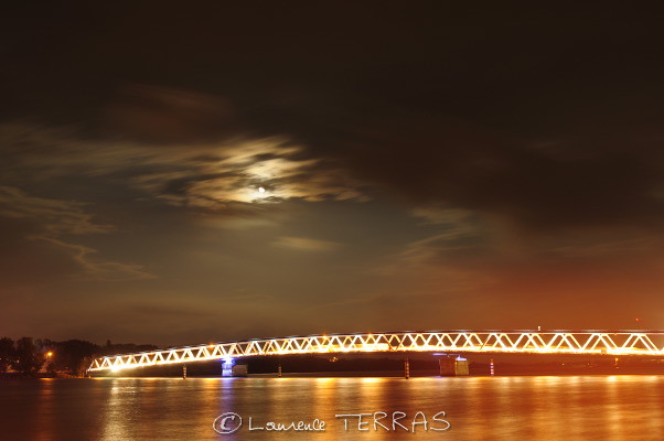 Levé de lune sur le pont du Pouzin / Moon rise over Pouzin bridge