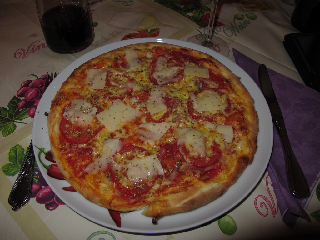 Pizza mit frischen Tomaten, Schinken und Parmesan in der P… | Flickr