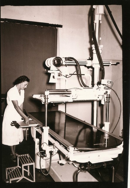 EFG-HF02 Acervo “Foto Geraldo”, Arquivo Municipal Araguari MG. Interior do Hospital Ferroviário. Aparelho de Raio-X. 1951/52