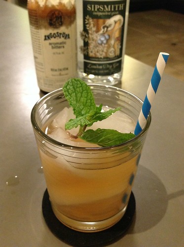 Gin Smash with Sipsmith London dry gin, lemon, simple syrup, mint, Angostura bitters #cocktail #cocktails #craftcocktails #gin | by *FrogPrincesse*