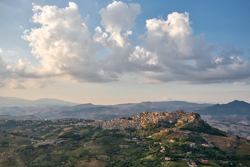 Calascibetta (EN) by Ondablv, Un paesaggio che si divide a metà tra cielo e terra...si potrebbe quasi ribaltare l'immagine ed otte