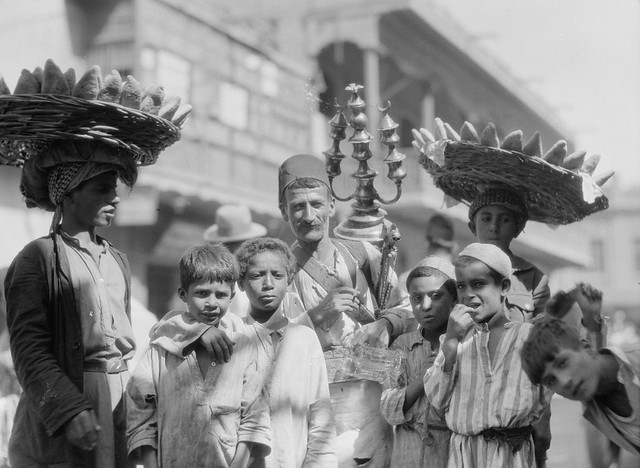 Baghdad.- Lemonade and bread vendors - circa early 1930's