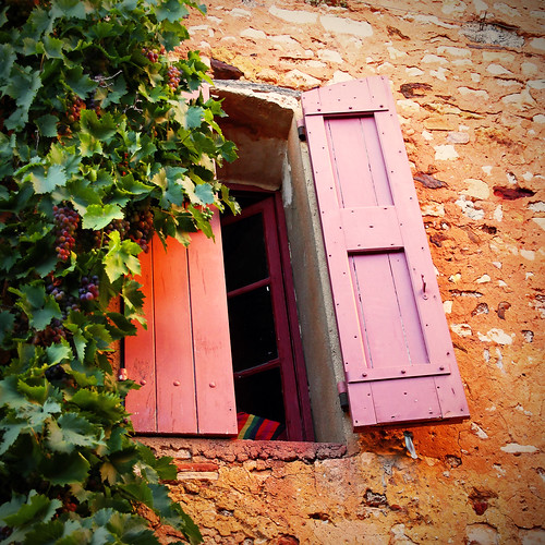 france canon eos paca 7d provence mur roussillon fenêtre raisin ancien 84 vaucluse volet canonefs1585mmf3556isusm