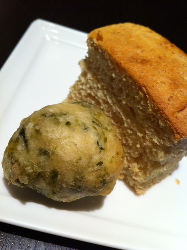 【レコダイ】昼：生海苔の揚げパンと全粒粉のパン #diet 今までのレコダイ記録→ http://bit.ly/2at2Wk | by kimutax