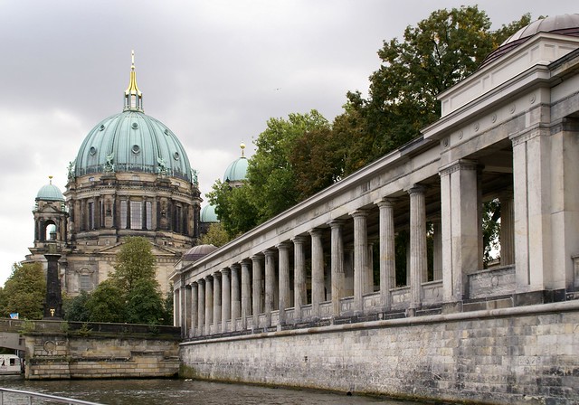 Berlin, Spreefahrt, Kolonnaden der Alten Nationalgalerie und Berliner Dom (Spree boat tour, colonnades of the Old National Gallery and Berlin Cathedral)
