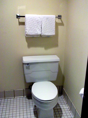 wisconsin tile bathroom hotel inn lodging room motel toilet restroom motelroom towels wi commode oshkosh laquintainn foxrivervalley foxcities foxrivercities