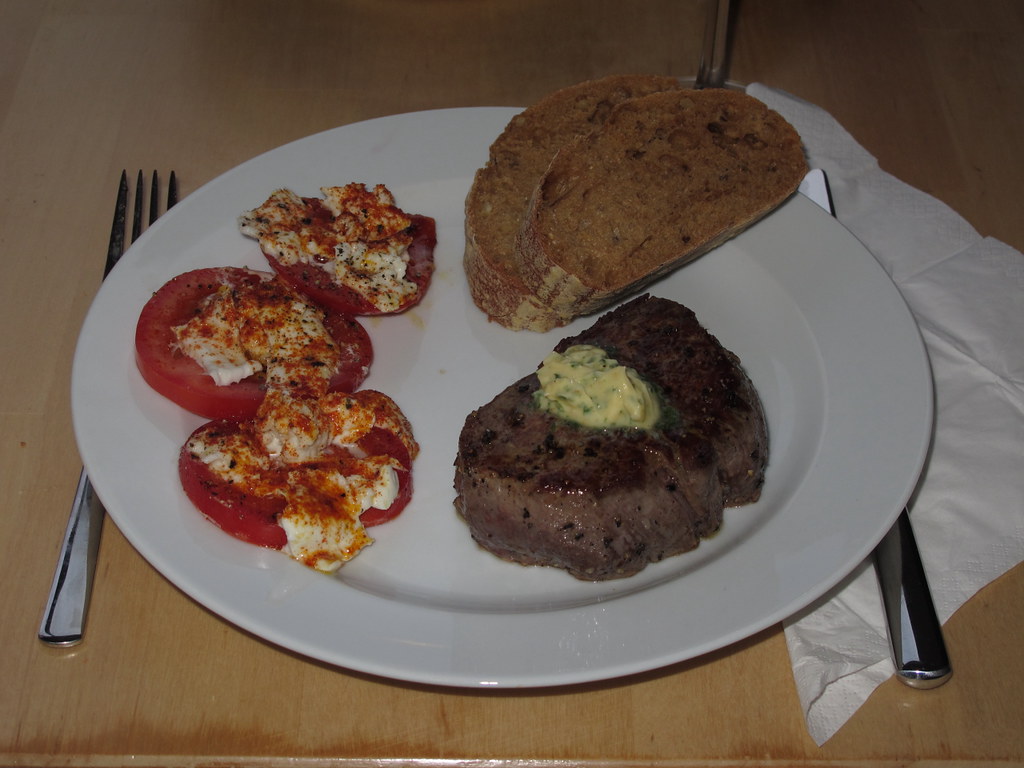 Rinderfilet-Steaks mit Mozzarella-Tomaten, Kräuterbutter u… | Flickr
