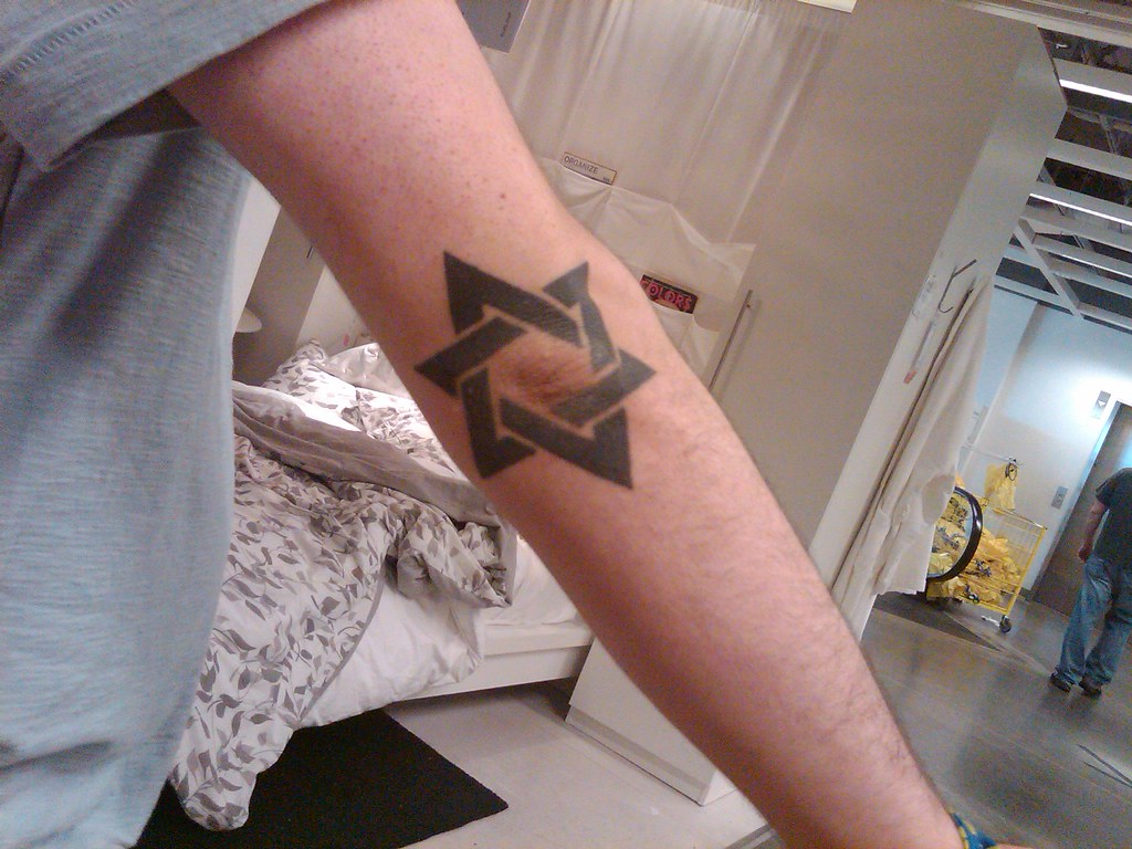 Татуировки звезда Давида на локте