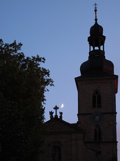 Mond mit Kirchturm