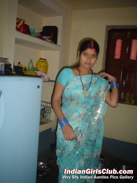 cute-real-life-indian-aunty-saree-600x800.