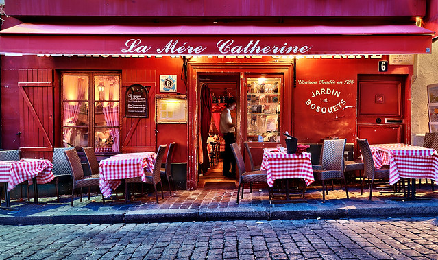 Montmartre at night : la mére Catherine Restaurant, Paris | davidgiralphoto.com