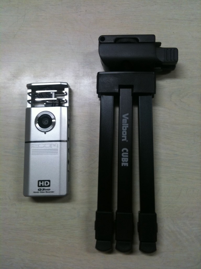 カメラと三脚を買った！ | このコンパクトビデオカメラは録音機能がいいらしい。この三脚はとにかくコンパクト！角度もつまん… | Flickr