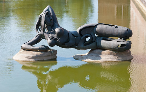 sculpture castle metal pond belgium belgië sculptuur courthouse 1991 resting beeld kasteel vijver turnhout metalen naiade kasteelplein rikpoot gerechtsgebouw najade naidad rustende