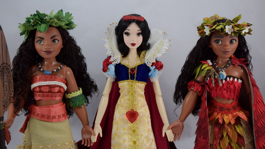 LE Snow White Welcomes the Two LE Moanas Dolls - Midrange Front View