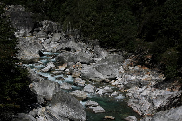 Verzasca ( Bergbach Bach creek ) in den Alpen - Alps im Valle Verzasca - Verzascatal im Kanton Tessin der Schweiz