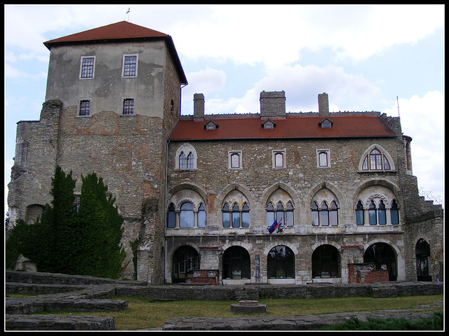 Old Castle, Tata