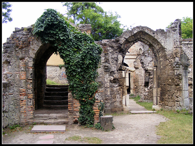 False ruins in the English Park, Tata / Műromok a tatai Angolparkban