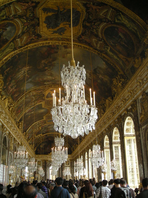 Galerie des glaces à Versailles avec son magnifique plafond et ses lustres…