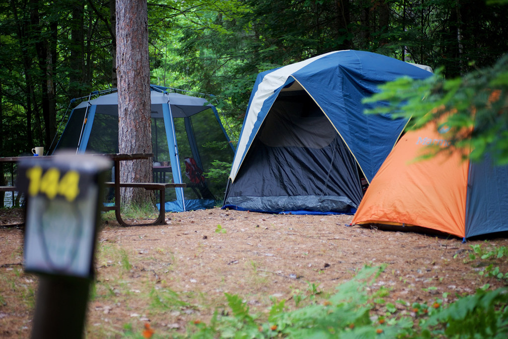 Open camp. Палатка Ontario. Кемпинг парк. Палатка Тортуга. Кемпинг на финском заливе с палатками.