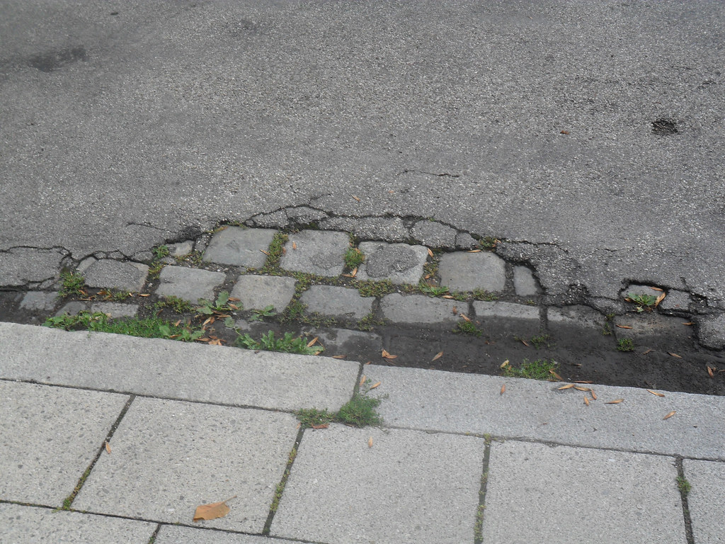 München Schwabing Helmtrudenstrasse Pflastersteine unter T…