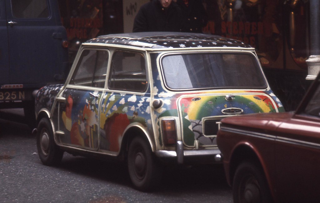 England 1969 - BMC Mini in der Carnaby Street, London - pop art - flower power :) - psychedelic colours