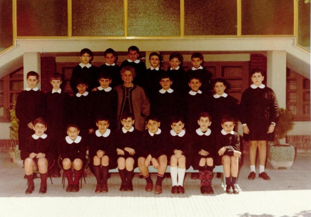 Maurizio Gasparri (il primo in alto da destra), ai tempi delle scuole elementari (1966)