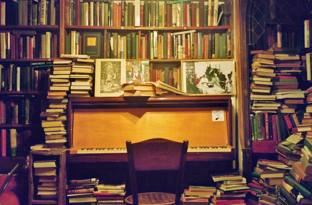 Музыку библиотека театр. Пианино в библиотеке. Рояль в библиотеке. Фон шкаф с книгами. Библиотека композиция.