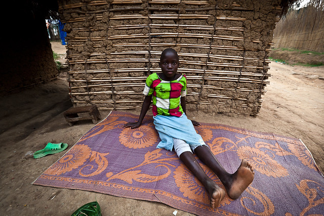 Lendu girl in front of her small mud hut - DR CONGO -