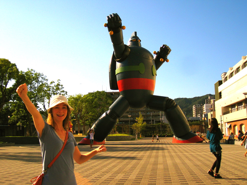 Tetsujin Building Tetsujin | This giant statue of Tetsujin 28-go is in Wakamat… | Flickr