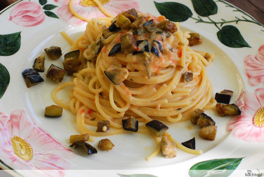 Spaghetti mit sehr scharfer Tomatensauce und Auberginen | Flickr