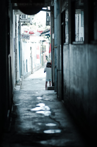 street urban girl children indonesia alley nikon alone child candid 85mm lonely yogyakarta jogjakarta streetcandid flickraward d7000 nikond7000 streetandcandidphotography