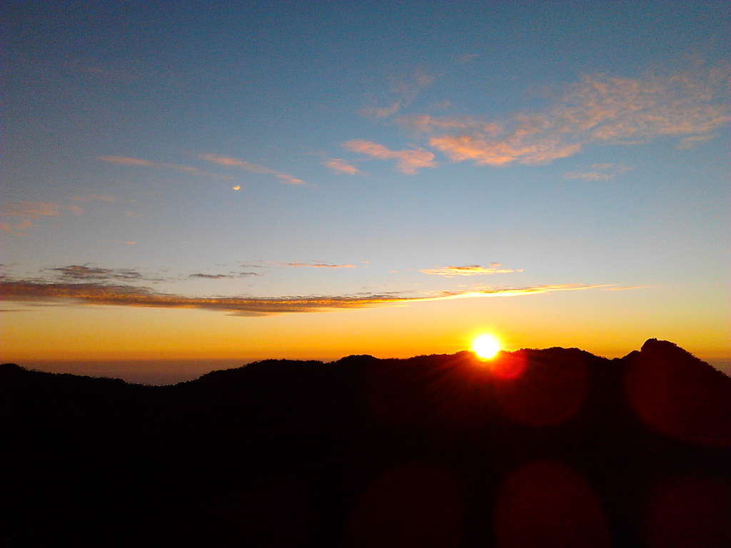 Sunrise Di Puncak Gunung Ciremai Sekitar 15 Menit Dari Gow Flickr