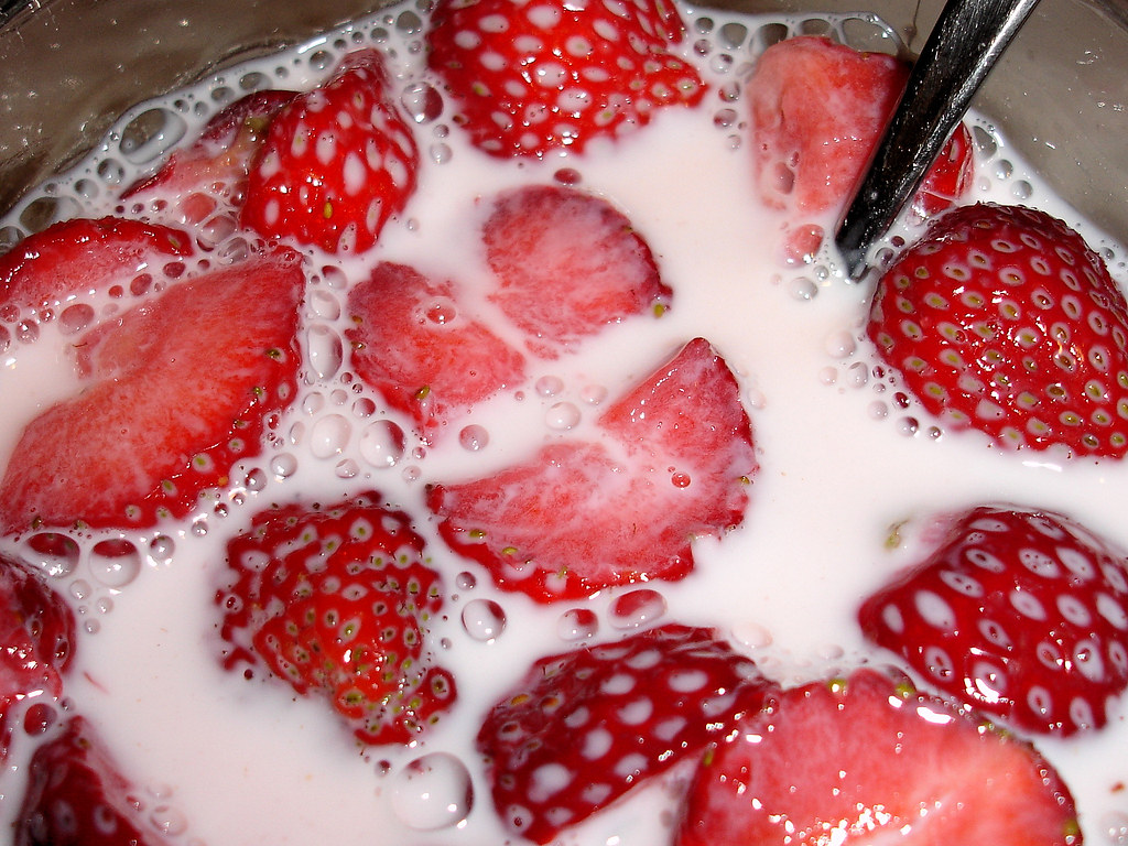 Erdbeeren mit Milch | Strawberrys with milk | Gertrud K. | Flickr