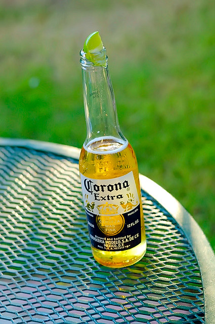 Как пить пиво корона. Corona Extra пиво. Corona Extra with Lime. Корона Экстра с лаймом. Пиво Corona Extra лайм.