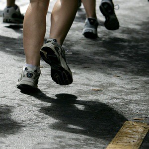 imagem-de-pessoa-correndo-para-a-home-de-corrida-de-rua-12…