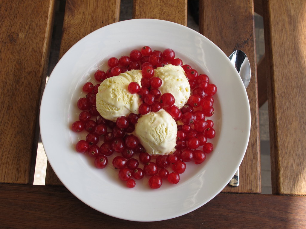 Vanilleeis mit frischen Johannisbeeren | Gourmandise | Flickr