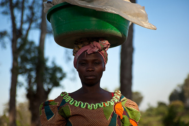 Lendu woman carrying cassava - DR CONGO -